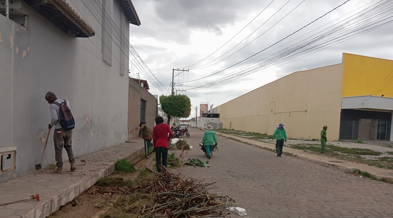 Prefeitura de Juazeiro finaliza semana intensificando limpeza urbana nos bairros Vila da Penha, Maria Gorete e Country Club