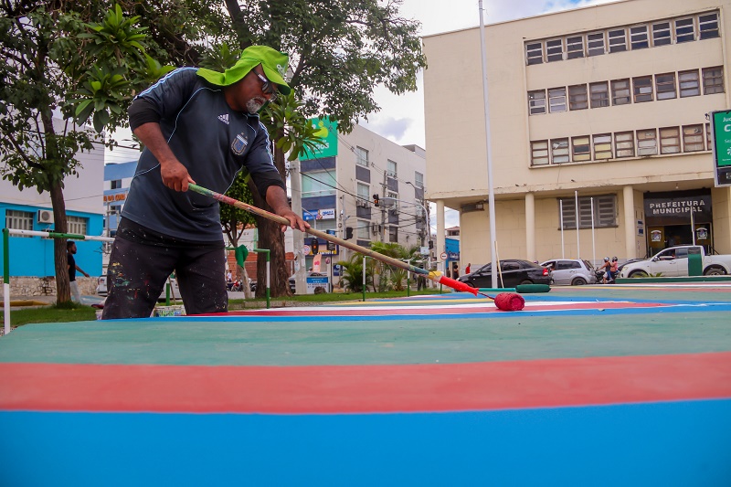 Prefeitura de Juazeiro realiza serviços públicos na Praça Antonílio da França Cardoso e local ganha nova vida