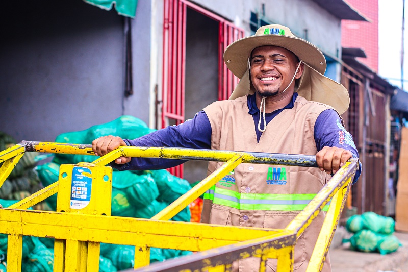 Prefeitura de Juazeiro entrega equipamentos de proteção individual aos carrinheiros do Mercado do Produtor