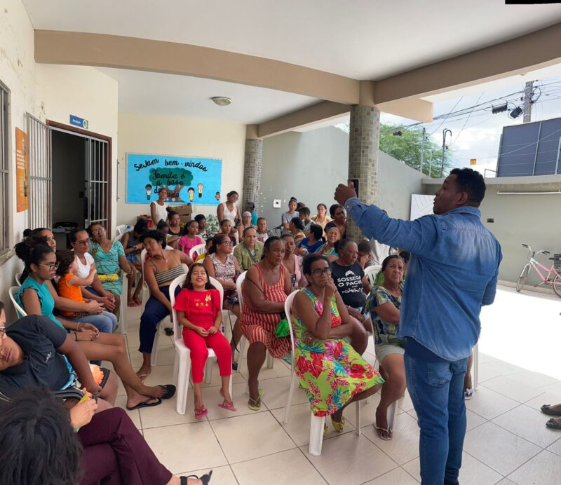 Prefeitura de Juazeiro promove conscientização de combate à dengue com moradores do bairro Itaberaba assistidos pelo CRAS