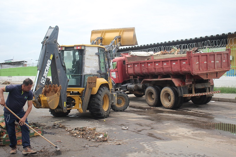 Prefeitura de Juazeiro realiza mutirão de limpeza na área externa do Mercado do Produtor