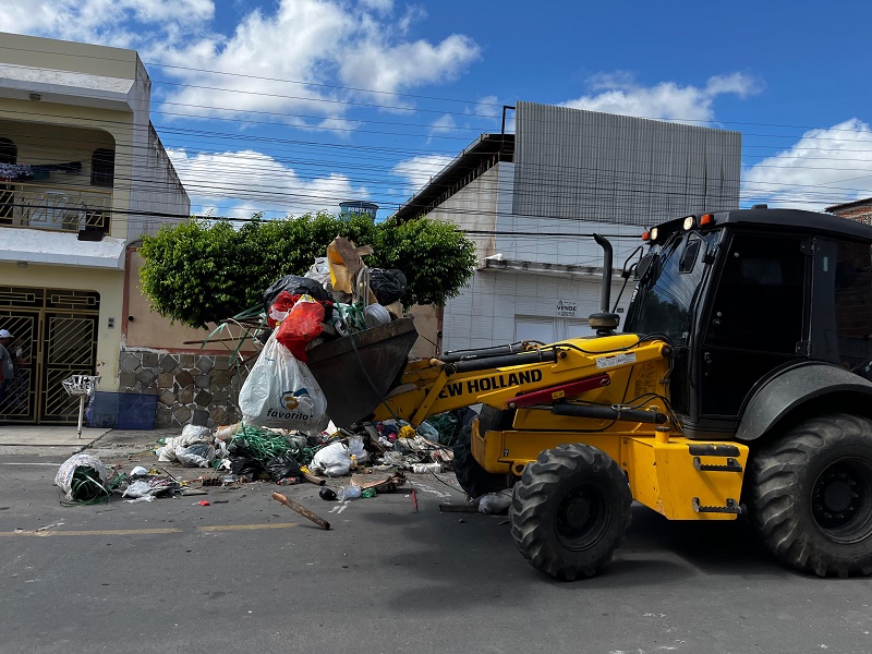 Prefeitura de Juazeiro realiza limpeza em frente à residência com acúmulo de entulho e lixo no bairro Alto da Maravilha