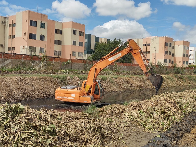 Prefeitura de Juazeiro intensifica limpeza do Canal do Macarrão para prevenir alagamentos