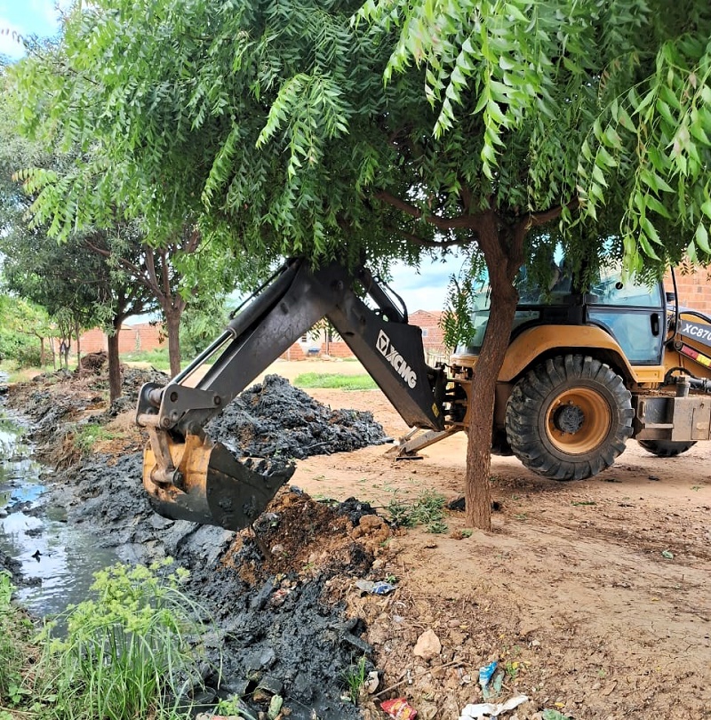 Prefeitura de Juazeiro investe na limpeza do Canal do Sabiá, no Salitre