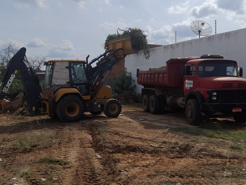 Prefeitura de Juazeiro intensifica a retirada de resíduos sólidos nos bairros Antônio Guilhermino, Alagadiço e Itaberaba