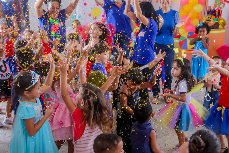 Com muita alegria e confetes, estudantes da educação infantil da rede municipal de ensino de Juazeiro celebram festejos de Carnaval