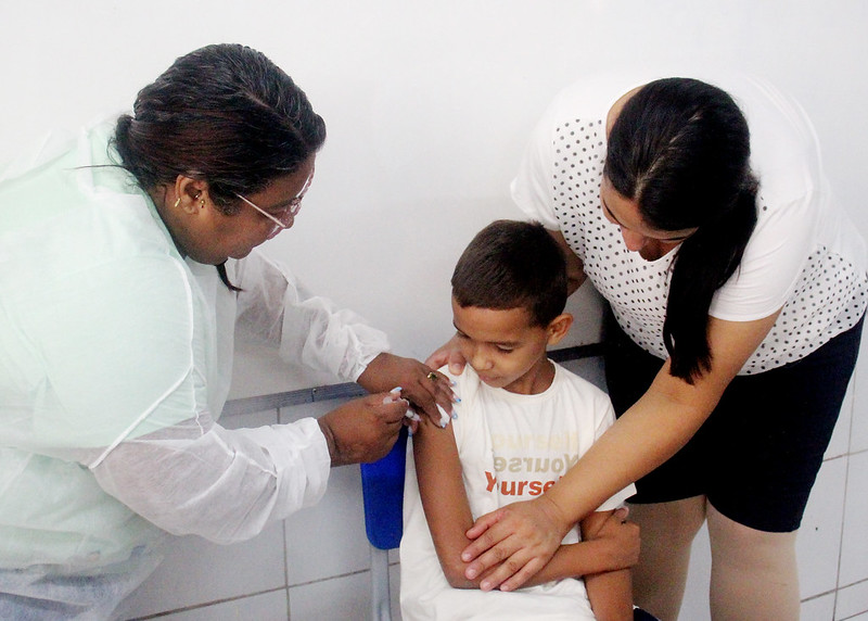 Prefeitura de Juazeiro realiza atualização de caderneta vacinal dos estudantes em escolas públicas do município