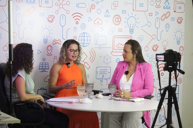 Conexão Mulher: Espaço Colaborar da Adeap confecciona cartão virtual e podcast com empreendedoras