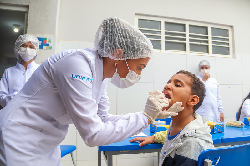 Dia Mundial da Saúde Bucal: Crianças da Escola Professora Carmem Costa recebem ações a atividades lúdicas voltadas à promoção da saúde bucal
