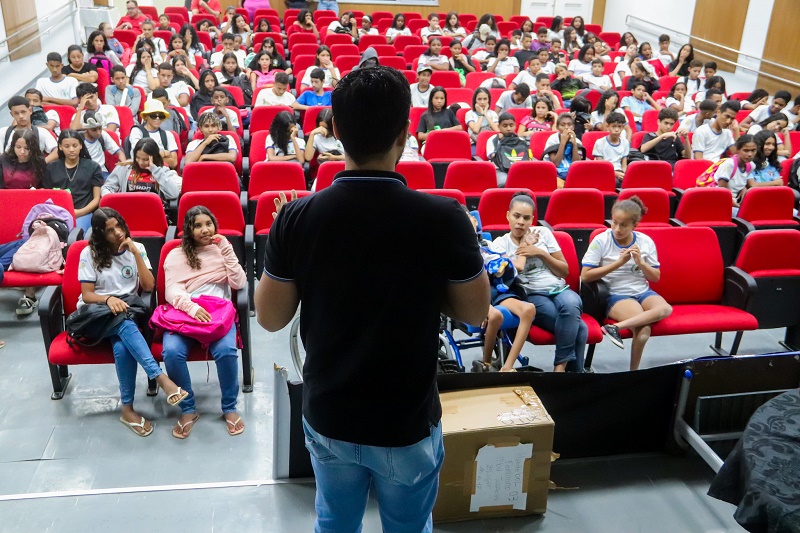 Estudantes adolescentes da rede municipal de ensino participam de palestra sobre prevenção à gravidez e às ISTs
