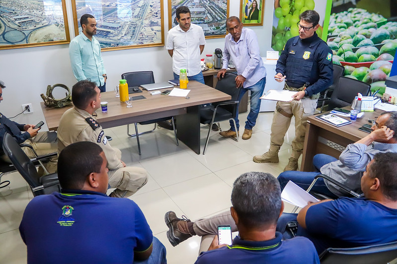 Prefeitura de Juazeiro dialoga com PM e PRF sobre ordenamento e segurança do Mercado do Produtor de Juazeiro