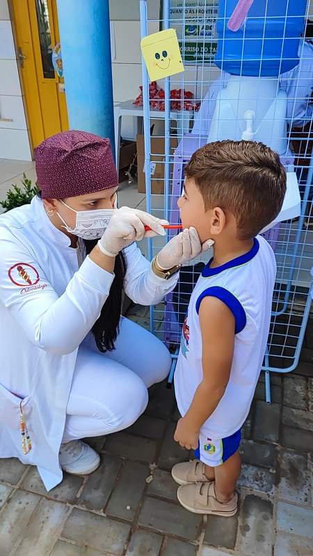 Mais de 300 crianças do bairro Antônio Guilhermino recebem programa de saúde bucal com o ‘Um sorriso do Tamanho do Brasil’