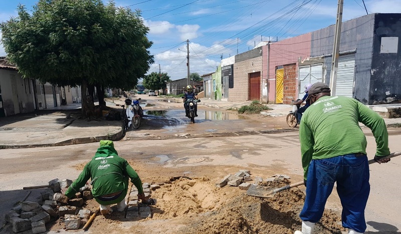 Prefeitura de Juazeiro realiza reposição de calçamento no bairro Padre Vicente
