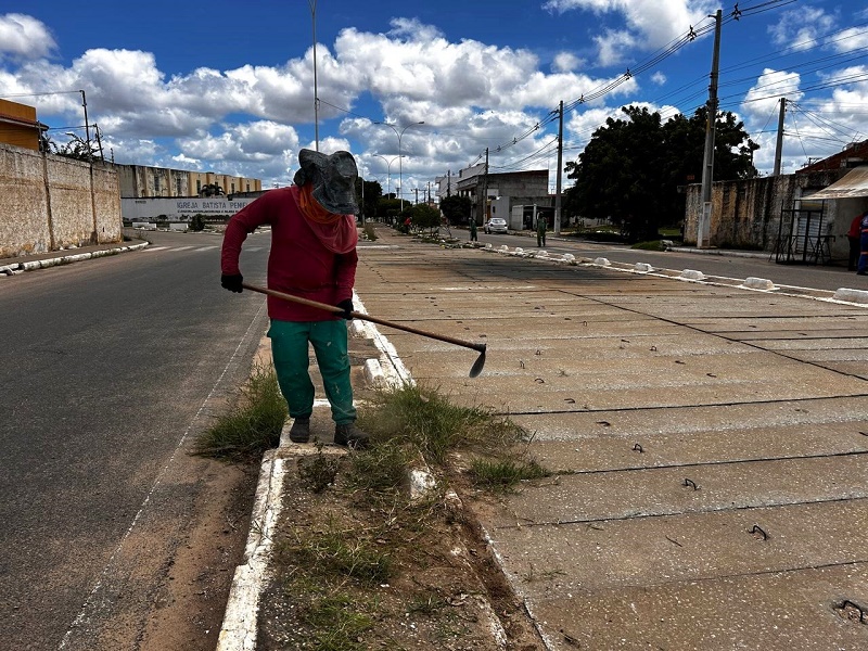 Prefeitura de Juazeiro reforça serviços de capina, limpeza e varrição após chuva