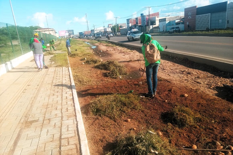 Prefeitura de Juazeiro intensifica mutirões de limpeza em toda cidade com serviços de capina e varrição
