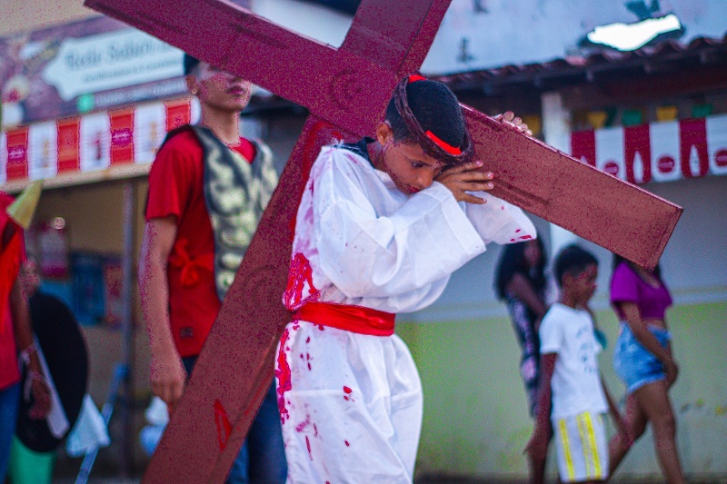 Alunos da Escola Municipal Mandacaru encenam Via Sacra em alusão à Semana Santa