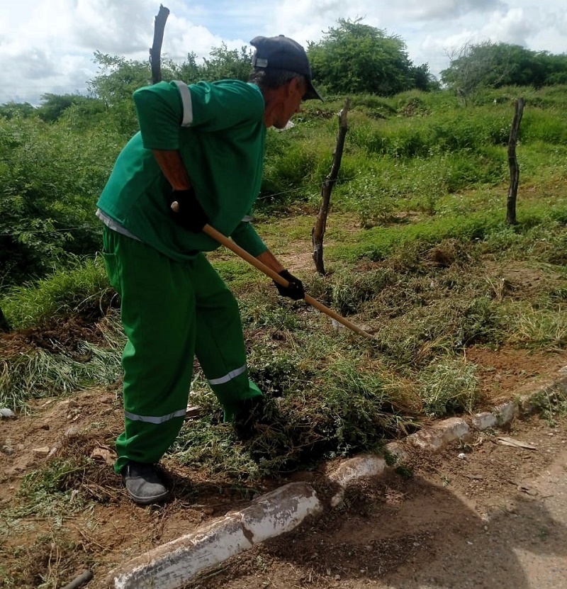 Prefeitura de Juazeiro intensifica serviços de capina e varrição em vários bairros da cidade