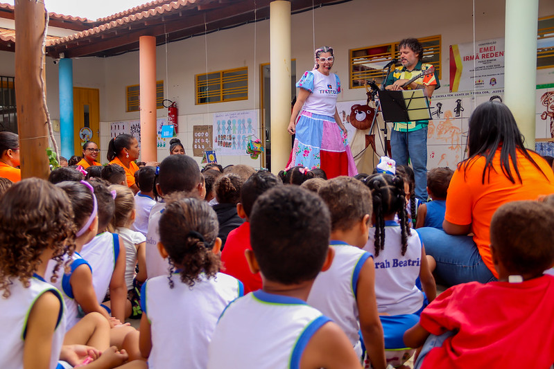 Contação de histórias encanta estudantes de escola municipal de Juazeiro no Dia Nacional da Literatura Infantil