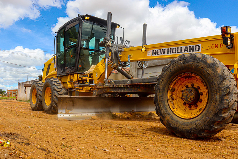 Prefeitura de Juazeiro realiza trabalho de patrolamento e limpeza de canal no bairro Tabuleiro