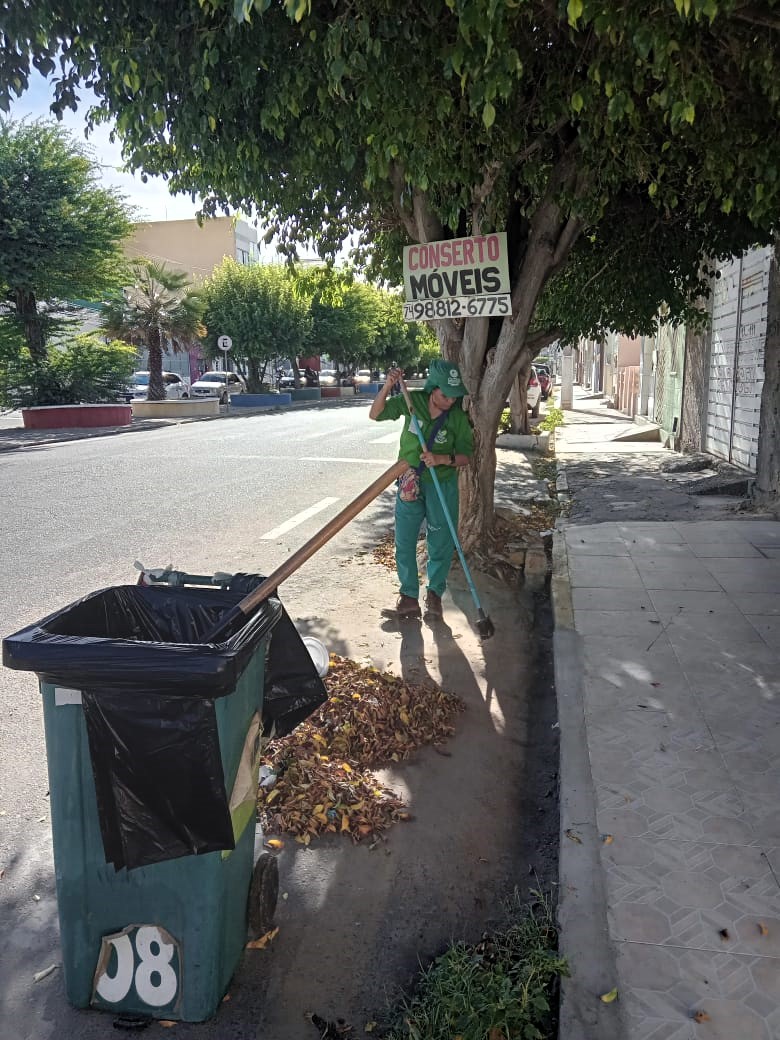 Prefeitura de Juazeiro inicia semana com serviços de limpeza em diversos pontos da cidade