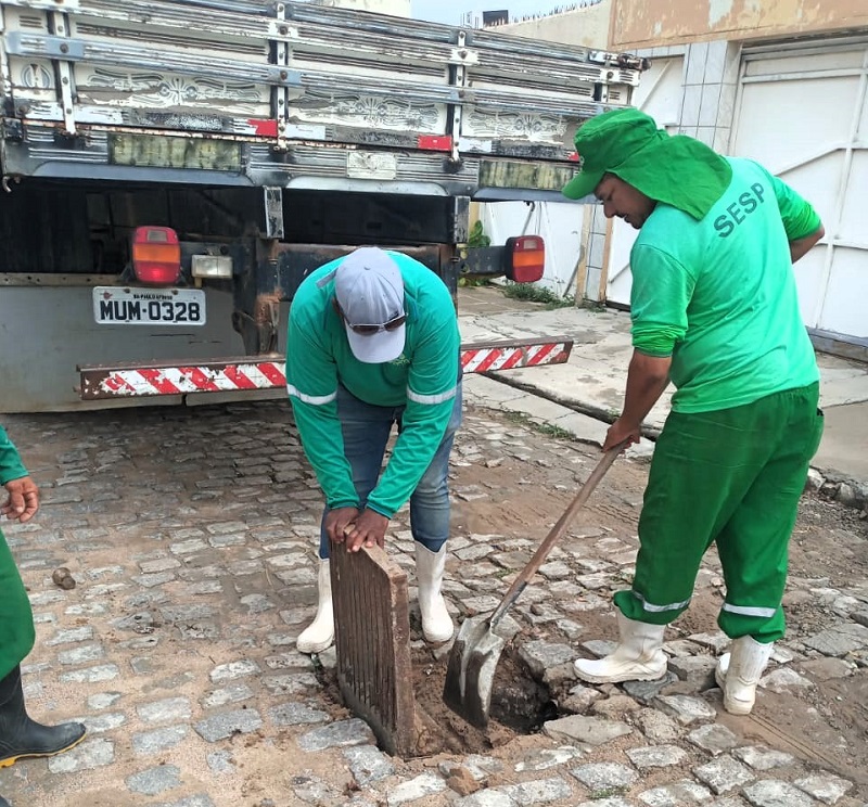 Prefeitura de Juazeiro intensifica desobstrução de galerias após chuvas da madrugada