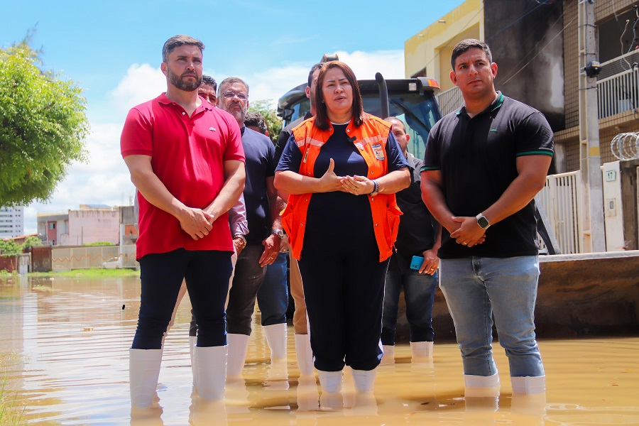 Prefeita Suzana Ramos e vice Leonardo Bandeira acompanham trabalhos para minimizar transtornos causados pela chuva desta madrugada em Juazeiro