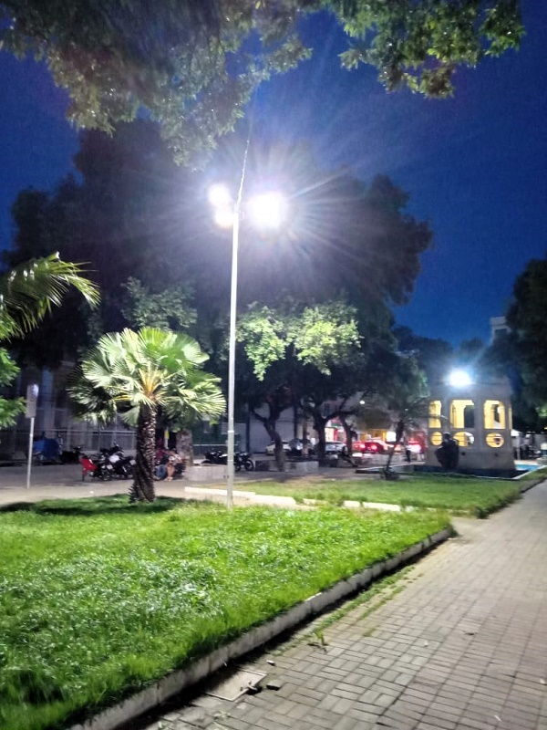 Prefeitura de Juazeiro realiza troca de luminárias comuns por LED na Praça da Misericórdia