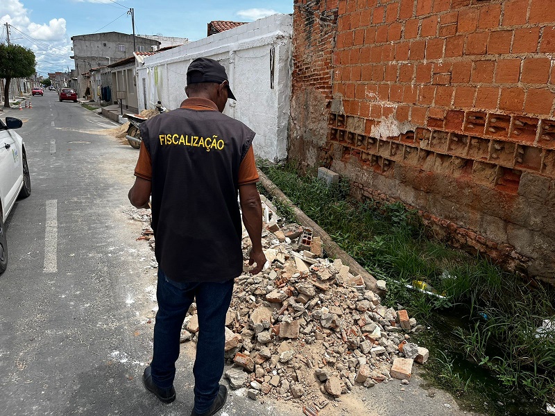 Prefeitura de Juazeiro intensifica fiscalização diária de descartes irregulares de entulhos