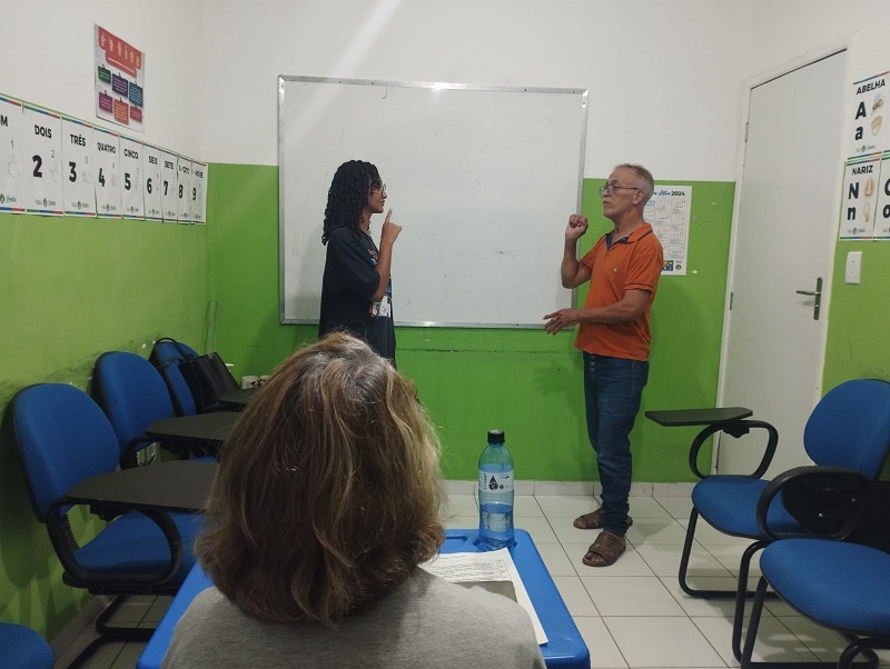 Dia Nacional da Libras: Escola de Idiomas de Juazeiro oferece curso de Libras e se destaca como ação pioneira da gestão Suzana Ramos