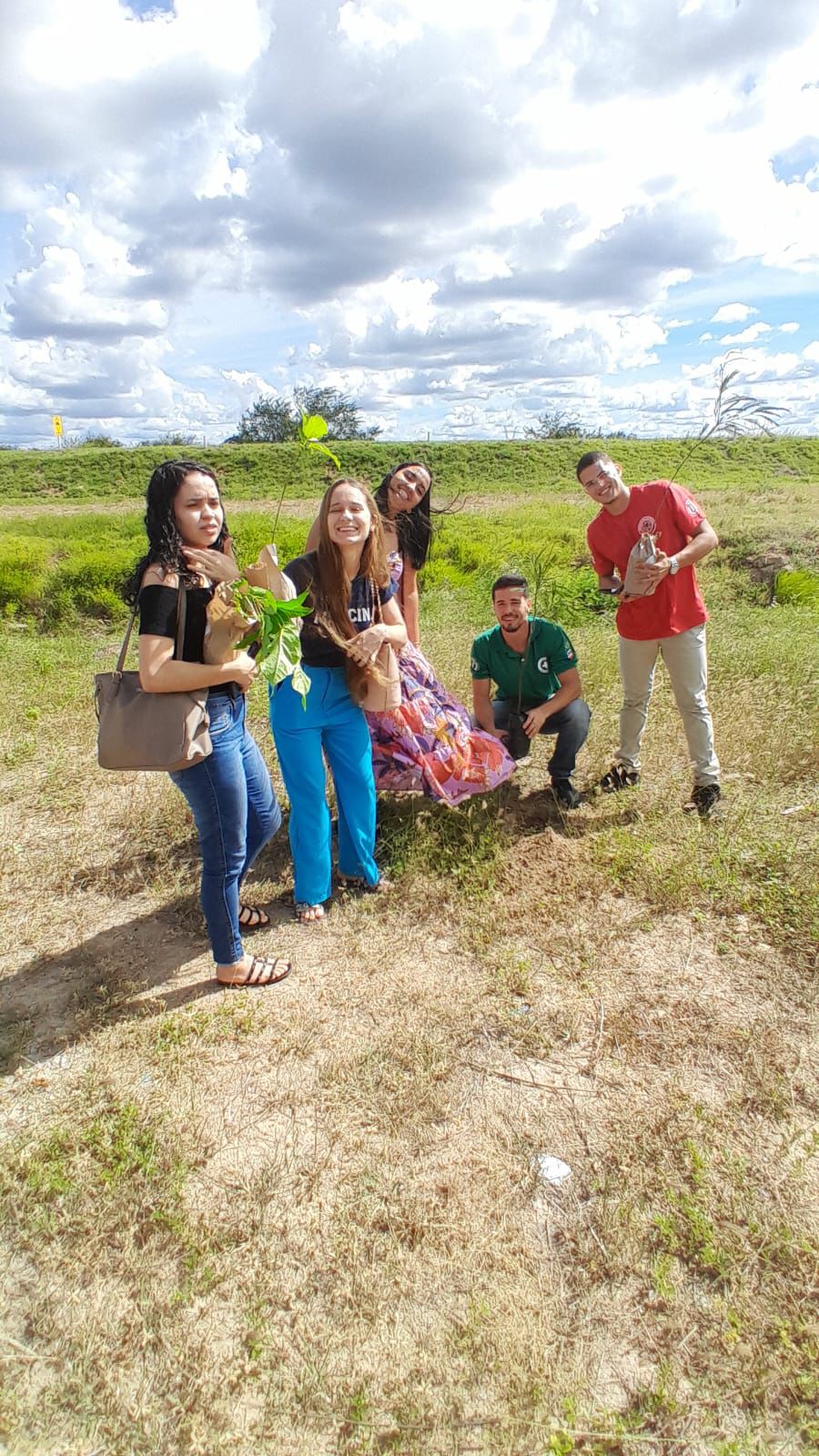 Prefeitura de Juazeiro realiza palestra e plantio de mudas com estudantes de faculdade em Juazeiro