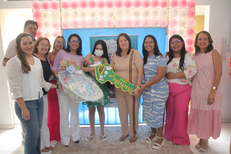 Prefeita Suzana Ramos entrega chave ao bebê prefeito e abre programação da Semana do Bebê 2024
