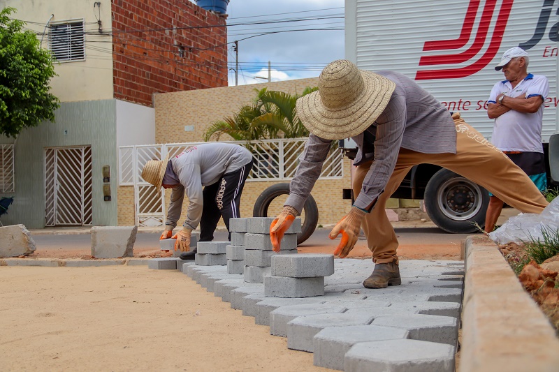 Prefeitura de Juazeiro investe em pavimentação e obras seguem em ritmo acelerado em diversos bairros, beneficiando mais de 30 mil pessoas