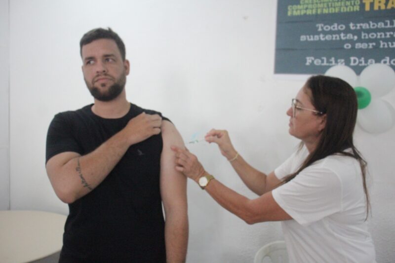 Prefeitura de Juazeiro vacina servidores públicos contra a gripe