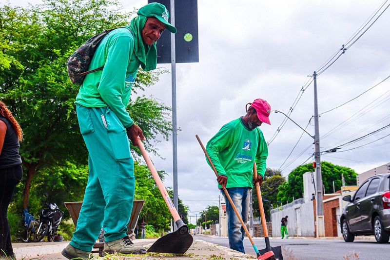 Prefeitura de Juazeiro intensifica serviços de limpeza nos bairro Country Club e Pedra do Lord