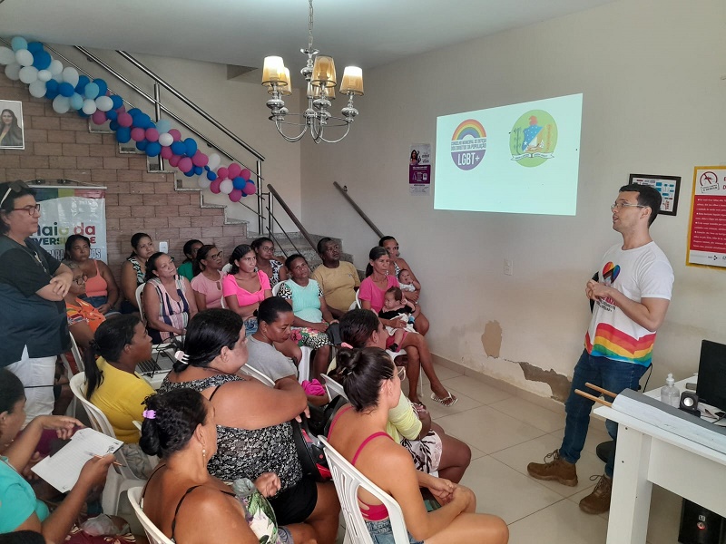 Prefeitura de Juazeiro realiza palestra sobre combate à homotransfobia no CRAS do bairro Itaberaba