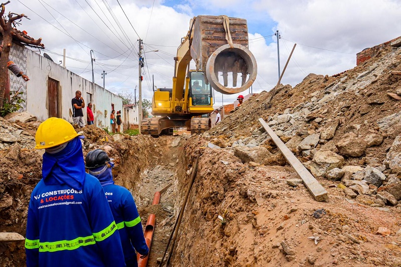 Obra de saneamento do bairro Antônio Guilhermino está a todo vapor