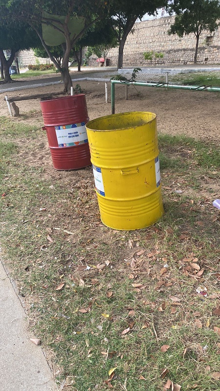 Prefeitura de Juazeiro repudia furtos de correntes dos tonéis de lixo na Orla 2