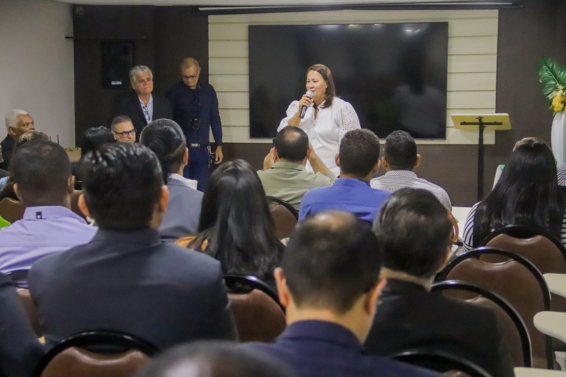 Prefeita Suzana Ramos se reúne com líderes evangélicos para homenageá-los pelo Dia do Pastor