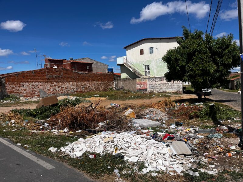 Prefeitura reforça necessidade de limpeza e muramento de terrenos baldios em Juazeiro