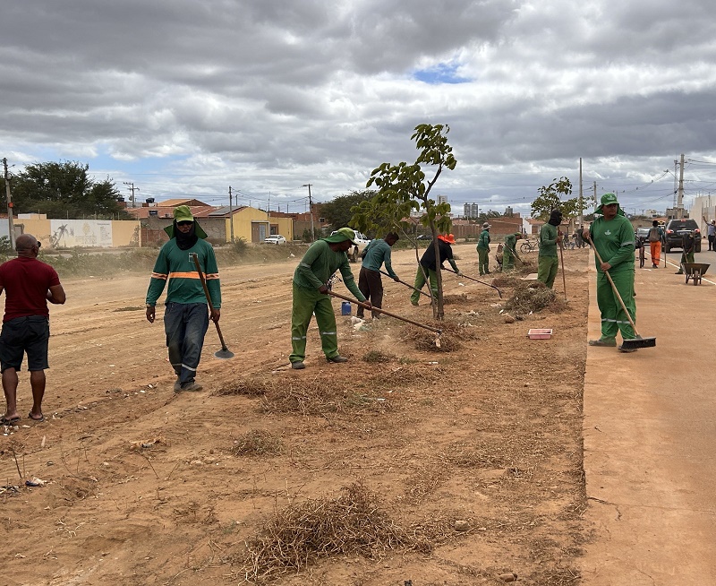 Prefeitura de Juazeiro realiza mutirão de limpeza no bairro Monte Castelo