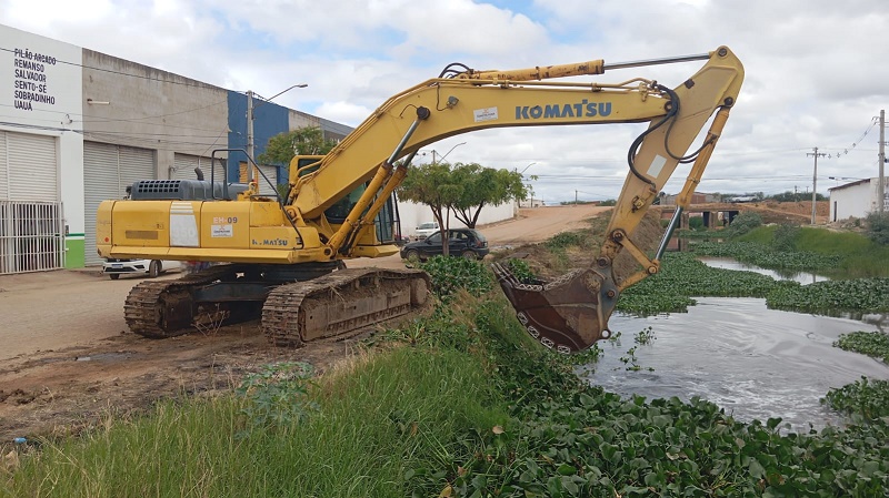 Prefeitura de Juazeiro realiza limpeza do canal da Malhada no bairro João XXIII