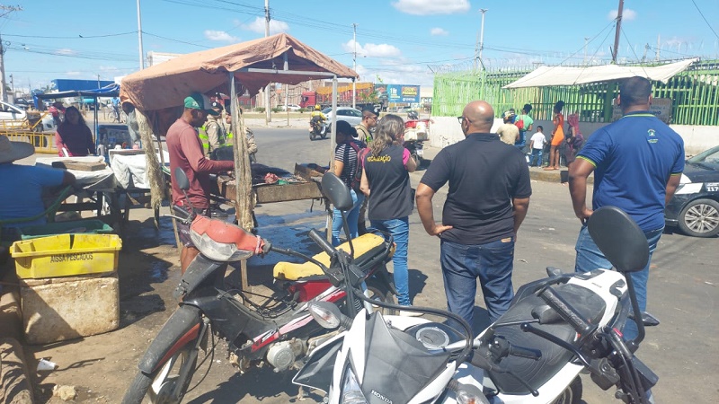 Prefeitura de Juazeiro orienta e notifica ambulantes e barraqueiros para desocupação do entorno do Mercado do Produtor