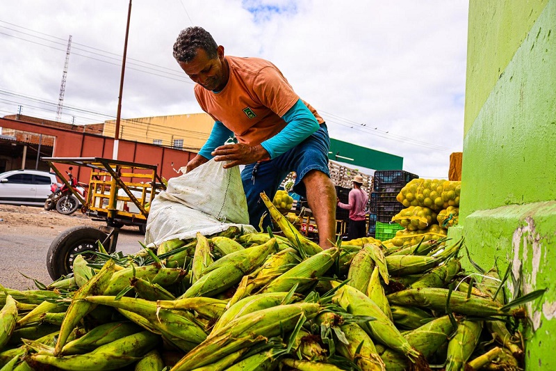 Feiras e mercados de Juazeiro aumentam movimento com venda de produtos juninos