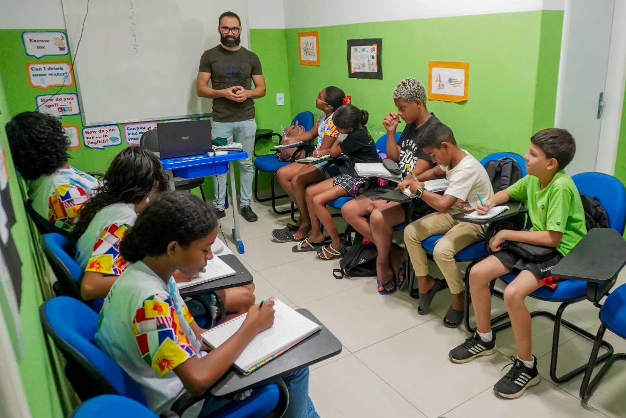 Pioneirismo: Escola de Idiomas oferta cursos gratuitos de Inglês, Espanhol e Libras para estudantes da rede municipal de ensino
