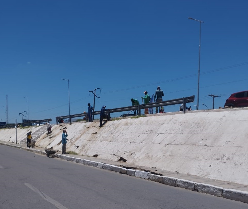 Equipes de limpeza da Prefeitura de Juazeiro intensificam serviços em vários pontos da cidade