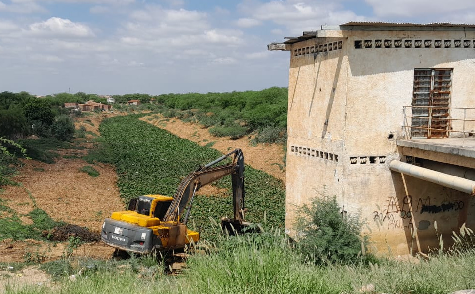Prefeitura de Juazeiro intensifica limpeza de canais para prevenir alagamentos