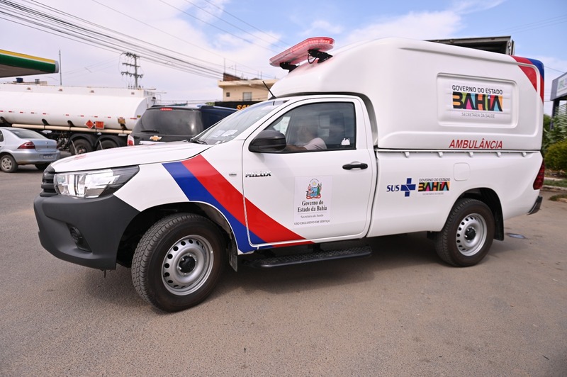 Prefeito de Juazeiro e secretária de Saúde da Bahia entregam ambulância e equipamentos para a UPA e Maternidade Municipal