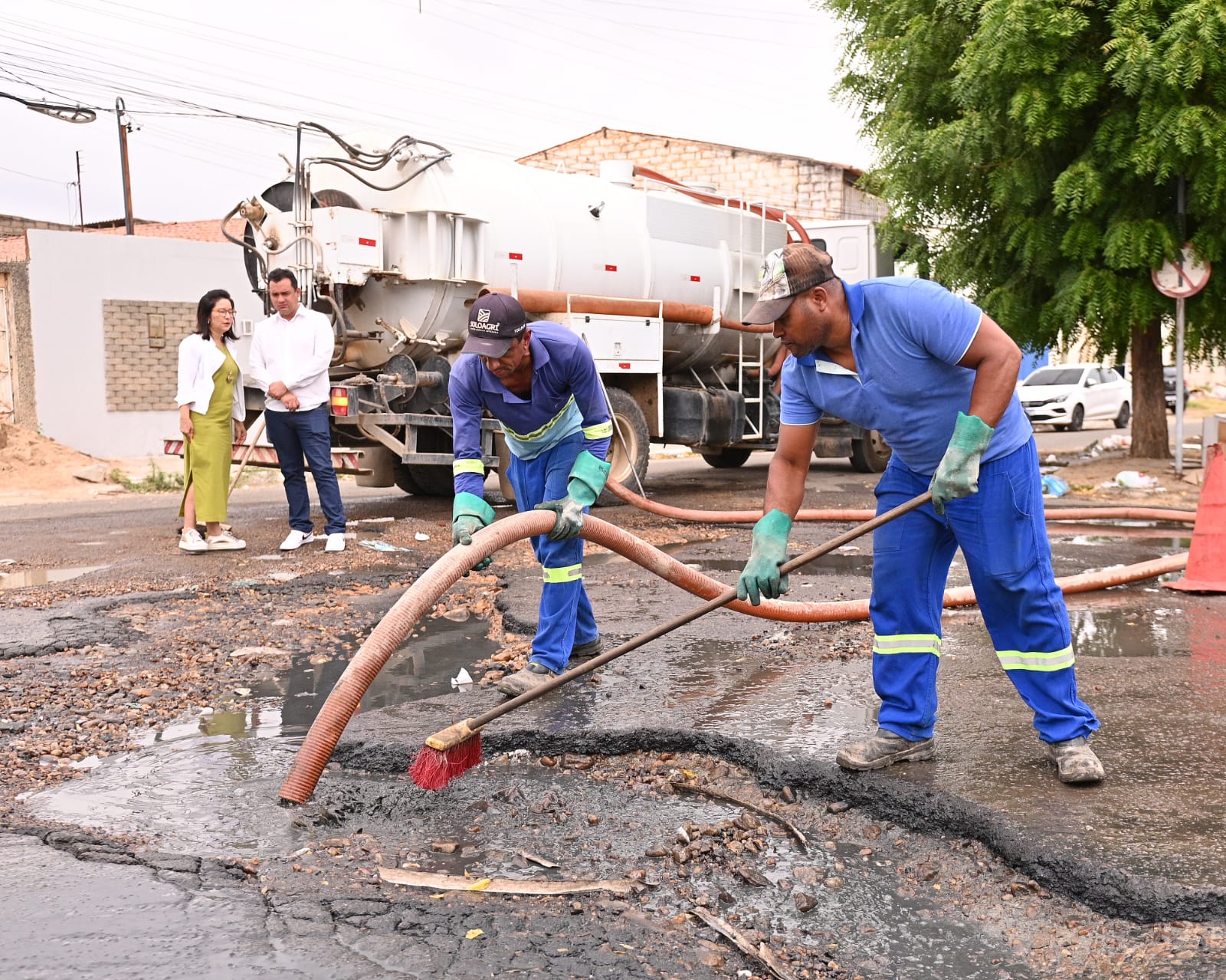 Moradores de Juazeiro celebram o trabalho do prefeito Andrei de desobstrução de esgotos pela cidade