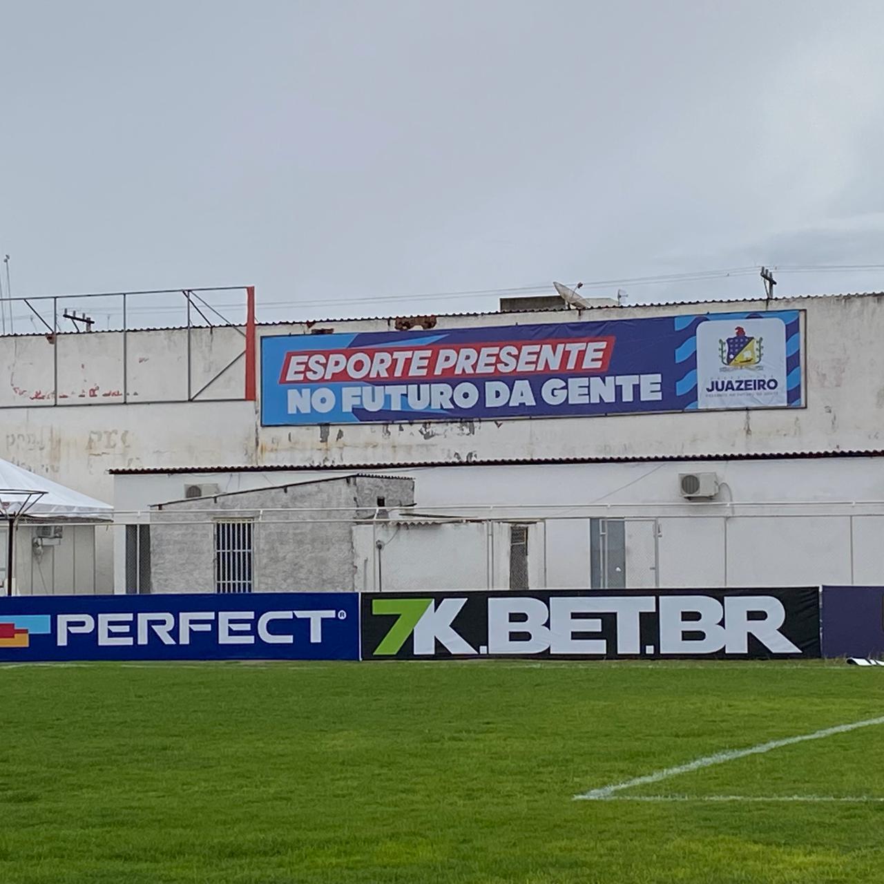 Estádio Adauto Moraes é palco de um grande jogo entre Juazeirense e Vitória, e apresenta nova campanha institucional do município