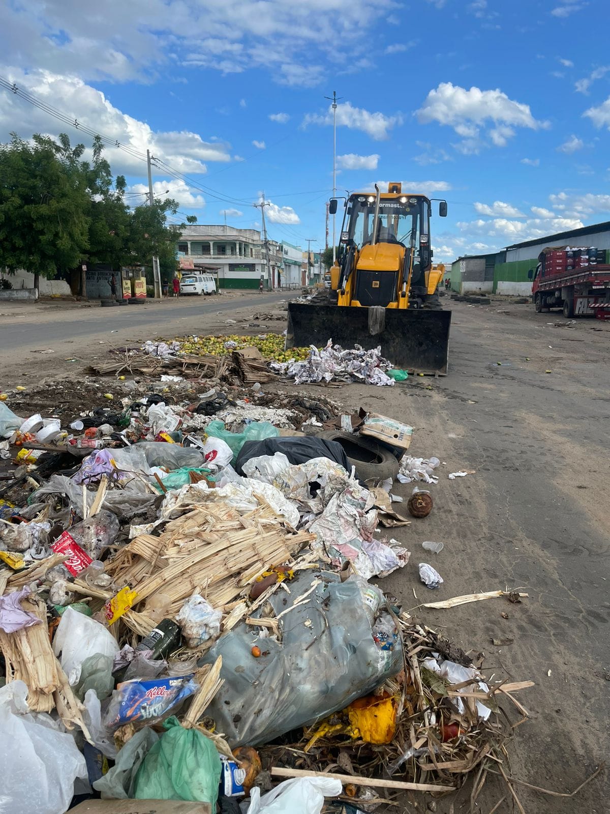 Equipes da Sesp fazem limpeza e melhorias urbanas em vários bairros de Juazeiro